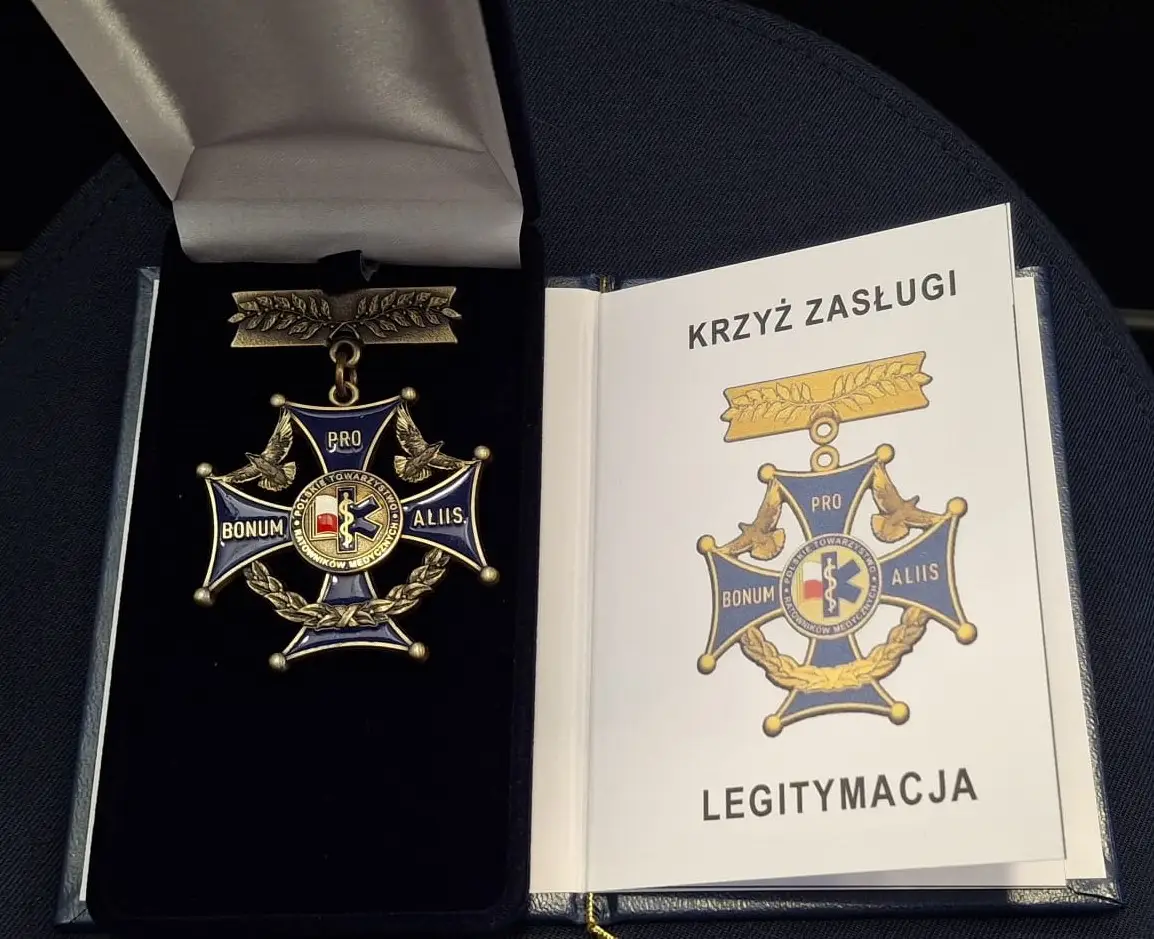 Komisarz Marek Trzeciak odznaczony Krzyżem Zasługi BONUM PRO ALIIS