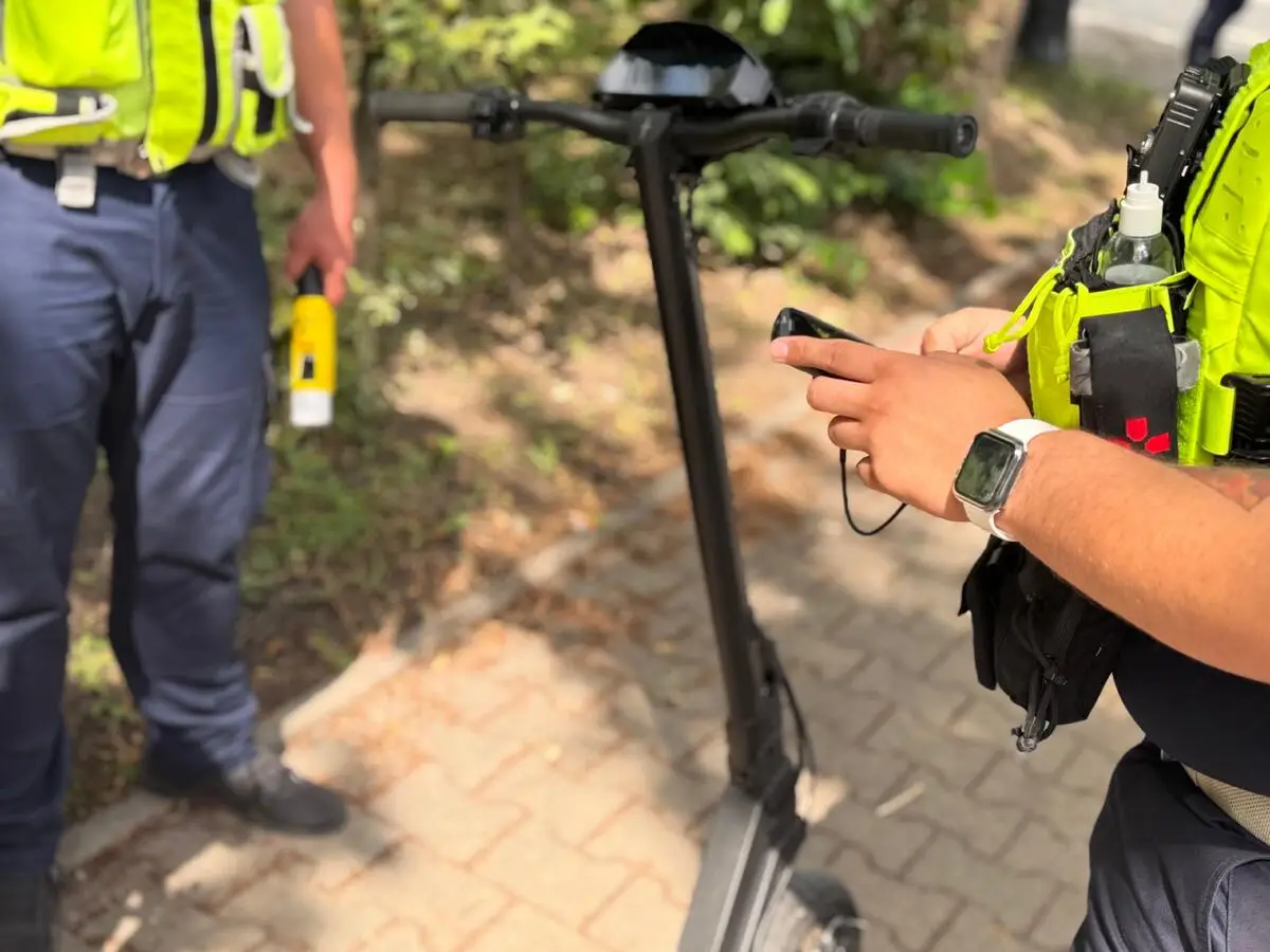 Kierujący hulajnogą elektryczną ukarany mandatem, a następnie zatrzymany przez policję