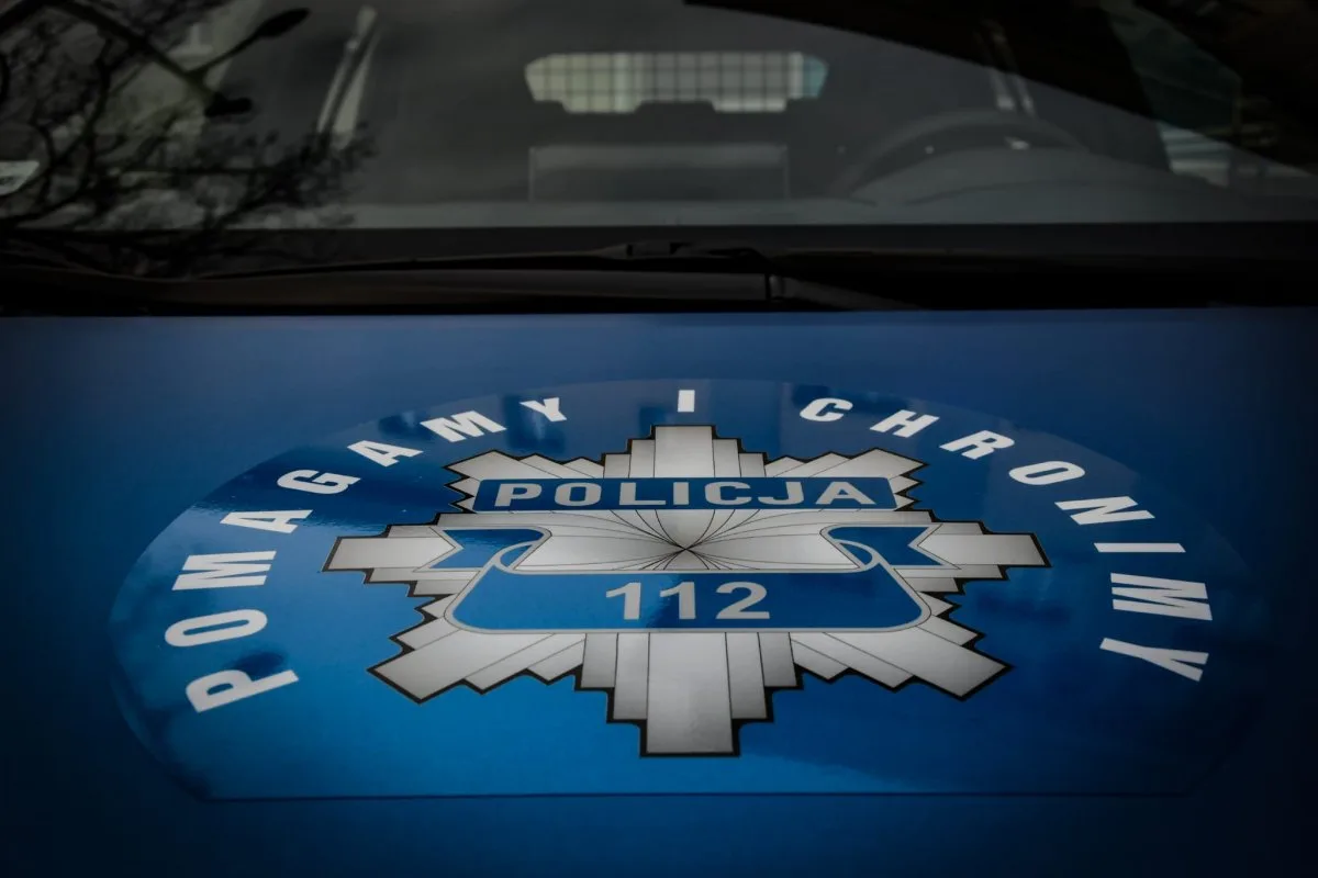 Mężczyzna z cofniętymi uprawnieniami ugrzązł w błocie, prosząc policję o pomoc