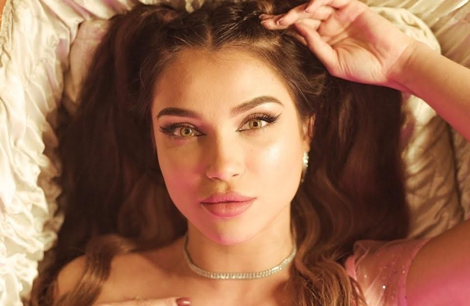 Natalia Karczmarczyk (Natsu) w dynamicznej pozie, symbolizującej jej aktywność jako influencerka, podczas nagrywania wideo lub występu, ukazująca jej energię i zaangażowanie w karierę w mediach społecznościowych.