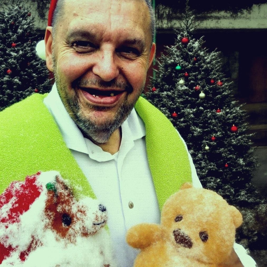 Krzysztof Kononowicz podczas wystąpienia publicznego, symbolizujący początek jego internetowej sławy.