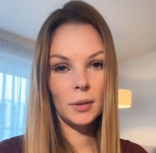 Małgorzata Tomaszewska podczas programu telewizyjnego, dynamiczne ujęcie, interakcja z publicznością.