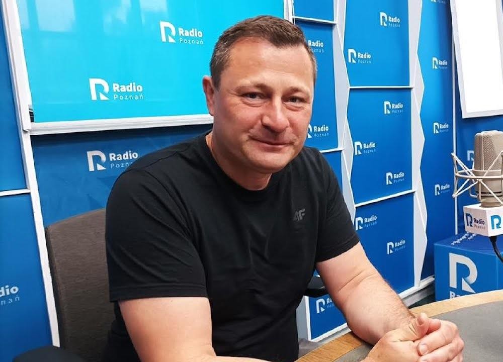 Krzysztof Paszyk podczas wystąpienia publicznego, gestykulujący, co podkreśla jego zaangażowanie w debatę polityczną.