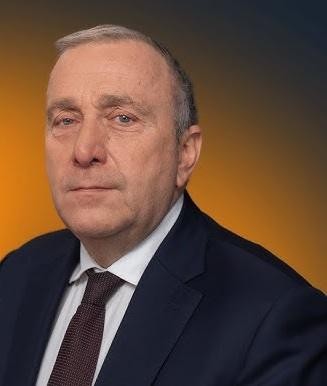Grzegorz Schetyna gestykulujący podczas debaty parlamentarnej, oddający dynamikę i zaangażowanie jego kariery politycznej w Sejmie RP.