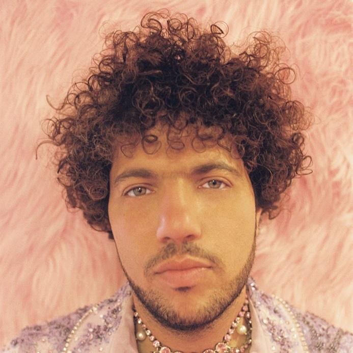 Benny Blanco i Selena Gomez razem, uśmiechnięci i szczęśliwi, w naturalnym ujęciu.