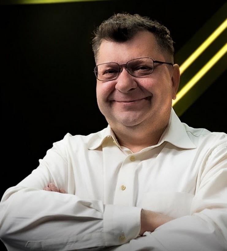 Zbigniew Stonoga podczas wystąpienia publicznego lub nagrywania wideo, ukazujący jego energiczną i bezkompromisową postawę.