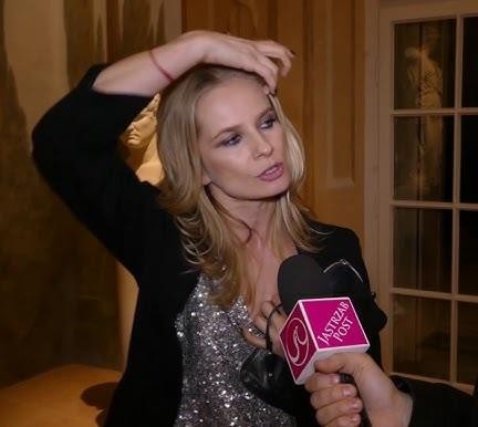 Magdalena Cielecka na scenie teatralnej, ukazująca jej intensywną obecność i artystyczną ekspresję.