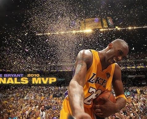 Kobe Bryant świętujący mistrzostwo NBA, trzymający trofeum.