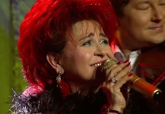 Bernadeta Kowalska podczas akcji charytatywnej, uśmiechnięta, w otoczeniu ludzi, symbolizująca jej zaangażowanie społeczne.