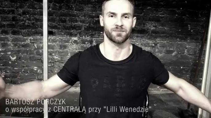 Bartosz Porczyk na scenie teatralnej, w trakcie występu, z intensywnym wyrazem twarzy, oświetlony reflektorami scenicznymi.