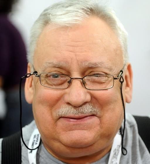 Grafika przedstawiająca różnorodne adaptacje sagi o Wiedźminie, z Geraltem w centrum, symbolami gier komputerowych i serialu Netflix, oraz otwartymi książkami.