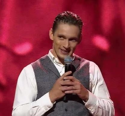 Filip Gurłacz w studenckim otoczeniu, symbolizującym przejście od studiów inżynierskich do aktorstwa.