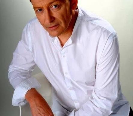 Jacek Borkowski z trójką swoich dzieci w domowym otoczeniu, ukazujący ich silną więź rodzinną.