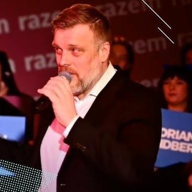 Grafika symbolizująca ciekawostki z życia Adriana Zandberga, w tym nawiązania do jego dzieciństwa, umiejętności programistycznych i rodzinnych korzeni.