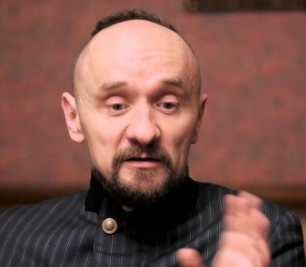 Dynamiczna scena teatralna z rozmazanymi postaciami aktorów w ruchu, symbolizująca innowacyjność współczesnego teatru i wpływ edukacji reżyserskiej.