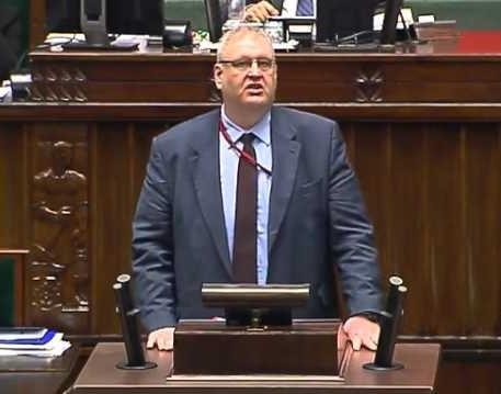 Bogdan Roman Święczkowski podczas pracy, symbolizujący jego wpływ na polską prokuraturę i wymiar sprawiedliwości.
