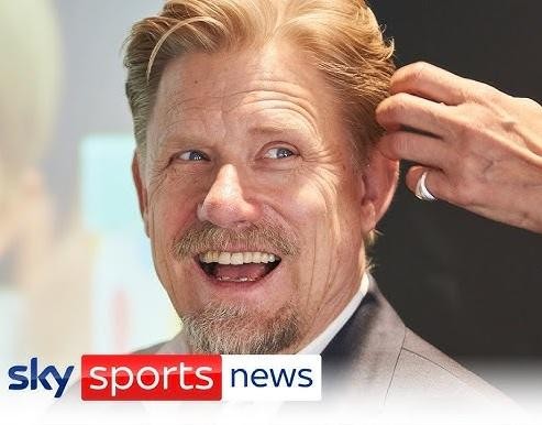 Peter Schmeichel triumfujący z trofeum Ligi Mistrzów po zdobyciu potrójnej korony z Manchesterem United w 1999 roku, w otoczeniu świętujących kolegów z drużyny.