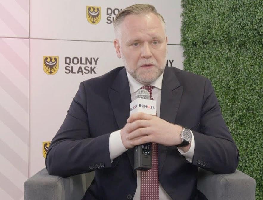 Dawid Jackiewicz podczas wystąpienia publicznego.