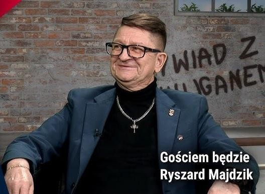 Scena przeszukania domu działacza opozycyjnego przez funkcjonariuszy milicji w czasach PRL, symbolizująca represje wobec opozycji antykomunistycznej.