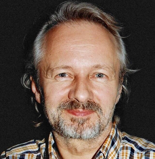 Krzysztof Stroiński z żoną Krystyną Mikulską, uśmiechnięci, w domowym otoczeniu.
