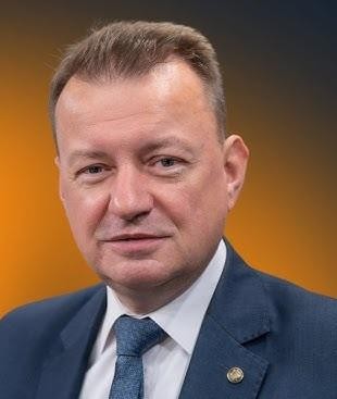 Nowoczesny dom jednorodzinny w podmiejskiej okolicy, symbolizujący miejsce zamieszkania polityka.