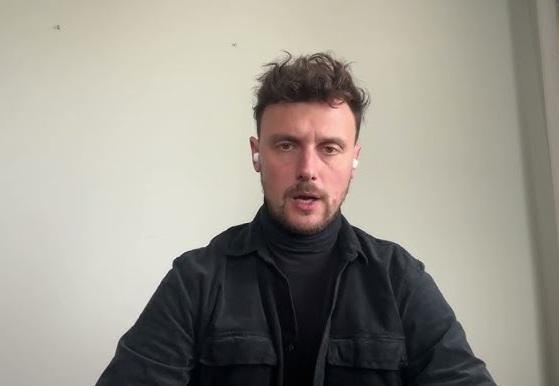 Neurochirurg Łukasz Grabarczyk w polowym szpitalu w Ukrainie, symbolizujący pomoc medyczną w strefie konfliktu.