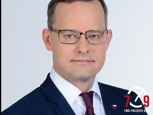 Marcin Romanowski podczas wystąpienia w parlamencie lub w trakcie pełnienia obowiązków ministerialnych, ukazujący jego zaangażowanie polityczne.