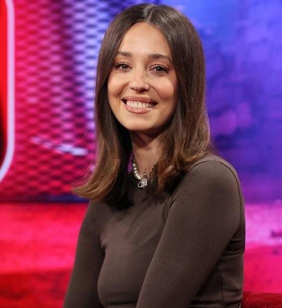 Izabella Krzan we własnym, nowoczesnym mieszkaniu w Warszawie, wśród roślin doniczkowych.