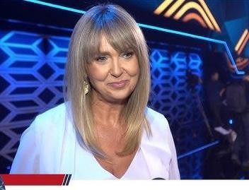 Ewa Wachowicz w akcji, z pasją gotująca w nowoczesnej kuchni studyjnej, prezentująca swoje umiejętności kulinarne.