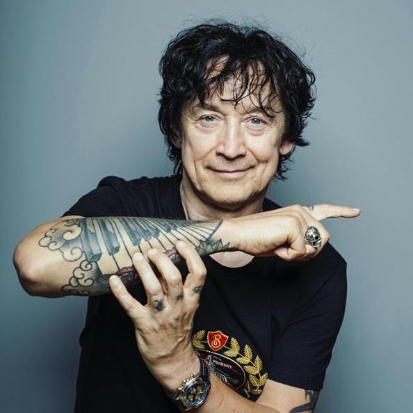 Jan Borysewicz na scenie podczas koncertu Lady Pank, grający na gitarze z pełnym zaangażowaniem.