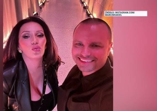 Marcin Hakiel z dziećmi Adamem i Heleną oraz narzeczoną Dominiką Serowską, uśmiechnięci i szczęśliwi, w ciepłej, rodzinnej atmosferze.