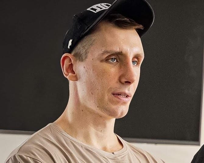 Michał Owczarzak (Owca WK) i Kaja Soboń, influencerka fitness, w swobodnej interakcji, ukazujący ich wspólne zainteresowania i bliskie relacje.