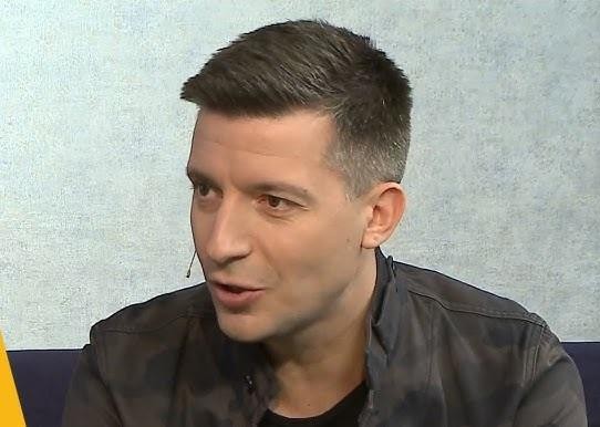 Michał Cessanis w scenerii symbolizującej jego różnorodną karierę dziennikarską i podróżniczą, z elementami prasowymi, telewizyjnymi i podróżniczymi w tle.