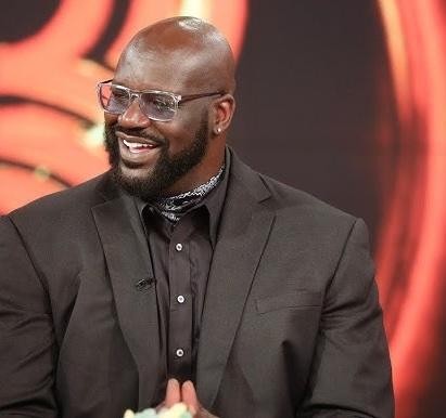 Shaquille O'Neal w koszulce Orlando Magic podczas dynamicznej akcji na boisku.