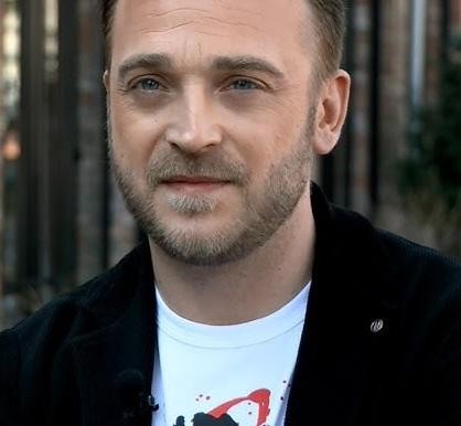 Mateusz Gessler gotujący w profesjonalnej kuchni, z pasją i precyzją przygotowujący danie.