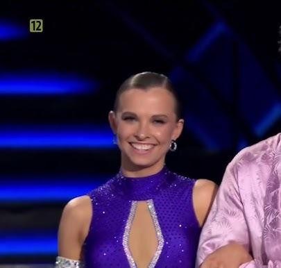 Ola Filipek w dynamicznej pozie, pełna energii, być może tańcząca, odzwierciedlająca jej udział w programie „Dancing with the Stars”.