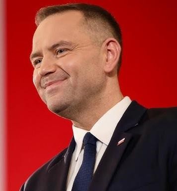 Karol Nawrocki w trakcie wystąpienia publicznego, z pasją przemawiający do zgromadzonych.