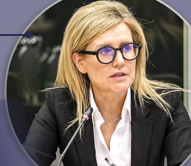 Zbliżenie na ekran smartfona z otwartym profilem Ewy Wrzosek na Instagramie (@wrzosek_ewa), pokazującym zdjęcia z życia zawodowego i prywatnego, trzymanego w dłoni.