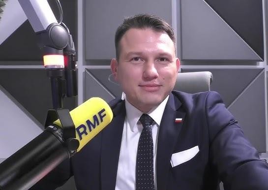 Sławomir Mentzen w środowisku mediów społecznościowych, symbolizujący jego wpływ na platformach takich jak TikTok i YouTube.