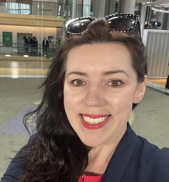 Dominika Ćosić w trakcie pracy, otoczona elementami nawiązującymi do jej specjalizacji w polityce międzynarodowej i sprawach Bałkanów.