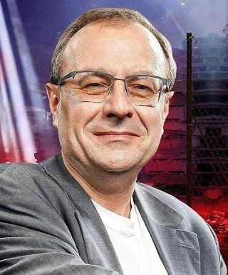 Antoni Dudek podczas wykładu lub wystąpienia publicznego, z widoczną pasją do historii i politologii.