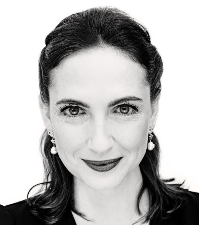 Anna Cieślak w dynamicznym ujęciu na teatralnej scenie, ukazującym jej aktorską pasję i ekspresję.