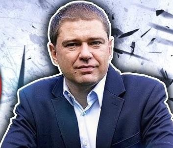Symboliczne przedstawienie kariery Piotra Szumlewicza, łączące dziennikarstwo, działalność związkową i akademicką.