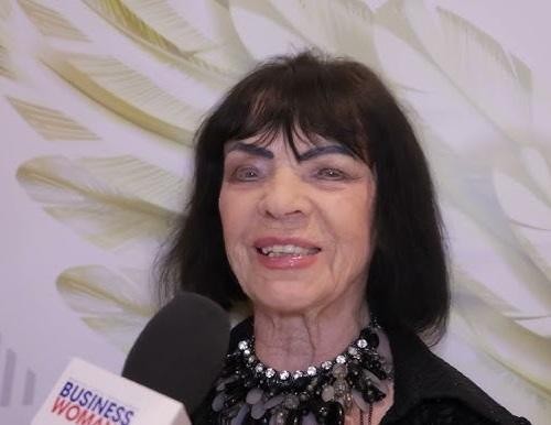 Sława Przybylska na scenie w latach 50. XX wieku, śpiewająca z mikrofonem, z pasją i ekspresją.