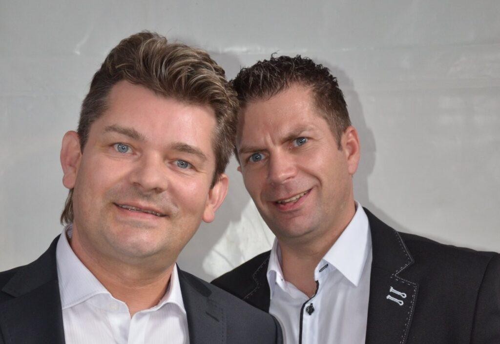 Ryszard Warot, klawiszowiec zespołu Akcent, grający na scenie podczas występu.