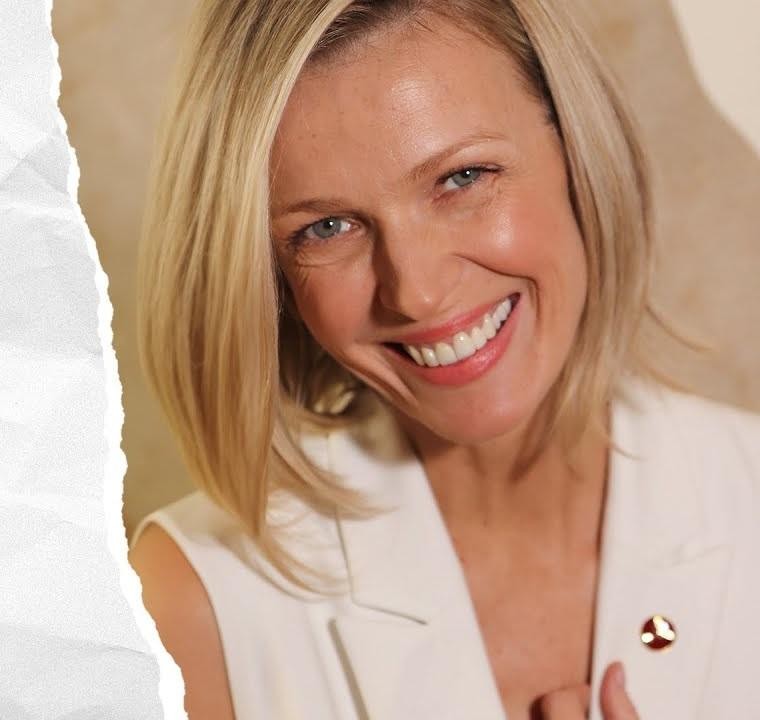 Magda Mołek w dynamicznej pozie, uśmiechnięta, w profesjonalnym studiu, symbolizująca jej sukcesy zawodowe.