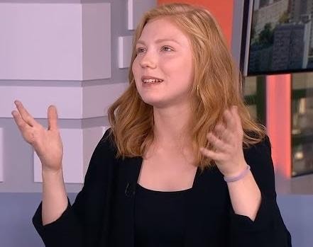 Edyta Torhan w dynamicznej scenie aktorskiej, ukazująca jej talent i intensywność emocjonalną w roli teatralnej lub filmowej.