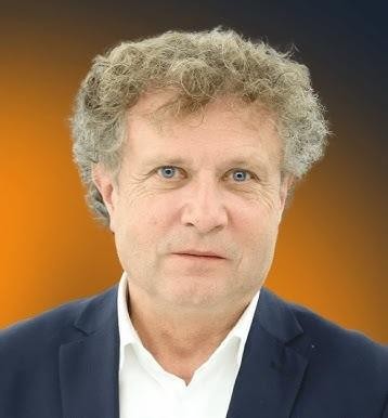 Jacek Karnowski, polski polityk, w swobodnym otoczeniu, rozmawia z ludźmi, uśmiecha się.