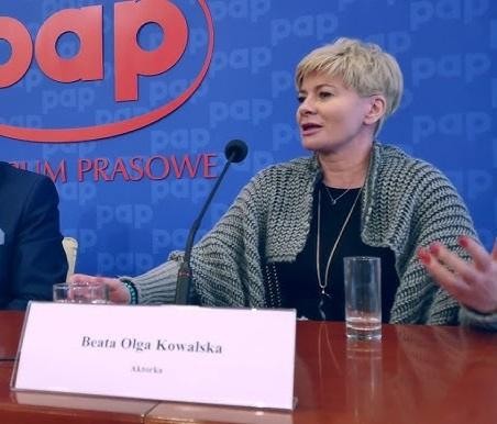 Dynamiczny kolaż przedstawiający wszechstronną karierę Beaty Olgi Kowalskiej, zawierający elementy sceny teatralnej, ekranu telewizyjnego z