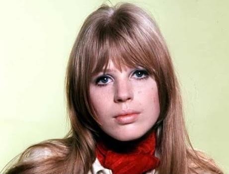 Czarno-białe zdjęcie Marianne Faithfull z okresu 